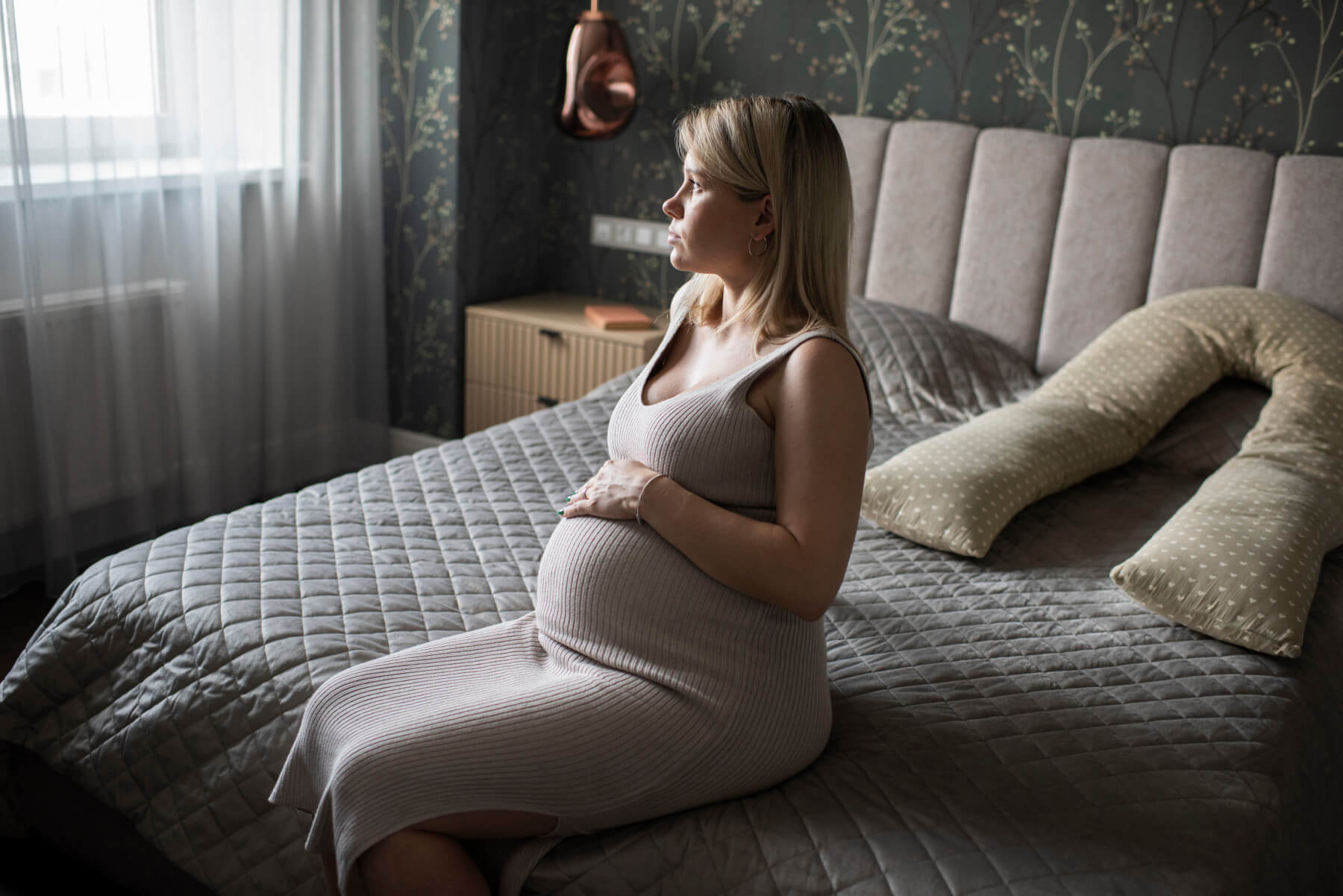Забеременеть в 60. Мода на беременных женщин 2023 года. Фото беременных блондинок дома.